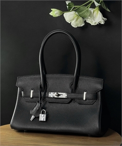 {{productViewItem.photos[photoViewList.activeNavIndex].Alt || productViewItem.photos[photoViewList.activeNavIndex].Description || 'Сумка HERMES'}}