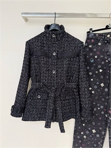 {{productViewItem.photos[photoViewList.activeNavIndex].Alt || productViewItem.photos[photoViewList.activeNavIndex].Description || 'Пиджак CHANEL'}}