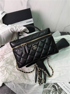 {{productViewItem.photos[photoViewList.activeNavIndex].Alt || productViewItem.photos[photoViewList.activeNavIndex].Description || 'Сумка CHANEL'}}