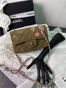 {{productViewItem.photos[photoViewList.activeNavIndex].Alt || productViewItem.photos[photoViewList.activeNavIndex].Description || 'Сумка CHANEL'}}