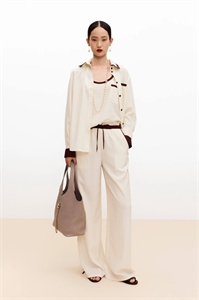 {{productViewItem.photos[photoViewList.activeNavIndex].Alt || productViewItem.photos[photoViewList.activeNavIndex].Description || 'Костюм CHANEL'}}