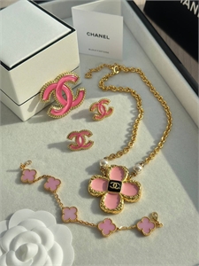 {{productViewItem.photos[photoViewList.activeNavIndex].Alt || productViewItem.photos[photoViewList.activeNavIndex].Description || 'Браслет Van Cleef'}}