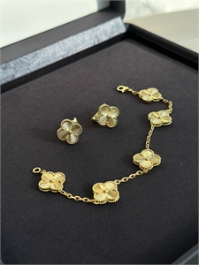 {{productViewItem.photos[photoViewList.activeNavIndex].Alt || productViewItem.photos[photoViewList.activeNavIndex].Description || 'Браслет Van Cleef'}}