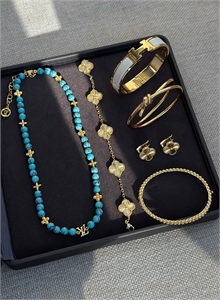 {{productViewItem.photos[photoViewList.activeNavIndex].Alt || productViewItem.photos[photoViewList.activeNavIndex].Description || 'Браслет Van Cleef с шариками'}}