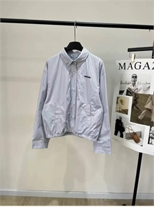 {{productViewItem.photos[photoViewList.activeNavIndex].Alt || productViewItem.photos[photoViewList.activeNavIndex].Description || 'Бомбер MIU MIU'}}