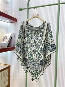 {{productViewItem.photos[photoViewList.activeNavIndex].Alt || productViewItem.photos[photoViewList.activeNavIndex].Description || 'Платок HERMES'}}