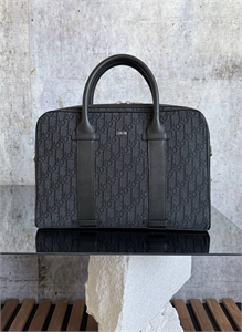 {{productViewItem.photos[photoViewList.activeNavIndex].Alt || productViewItem.photos[photoViewList.activeNavIndex].Description || 'Сумка DIOR'}}