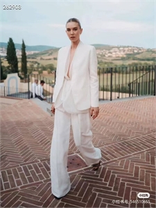 {{productViewItem.photos[photoViewList.activeNavIndex].Alt || productViewItem.photos[photoViewList.activeNavIndex].Description || 'Костюм BRUNELLO CUCINELLI'}}