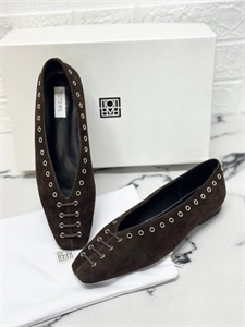 {{productViewItem.photos[photoViewList.activeNavIndex].Alt || productViewItem.photos[photoViewList.activeNavIndex].Description || 'Балетки TOTEME'}}