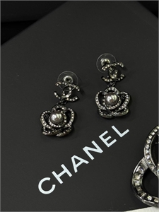 {{productViewItem.photos[photoViewList.activeNavIndex].Alt || productViewItem.photos[photoViewList.activeNavIndex].Description || 'Серьги CHANEL'}}