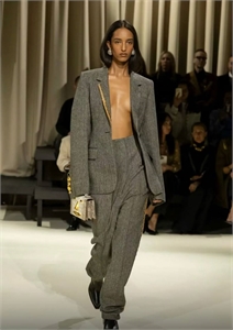 {{productViewItem.photos[photoViewList.activeNavIndex].Alt || productViewItem.photos[photoViewList.activeNavIndex].Description || 'Костюм Schiaparelli'}}