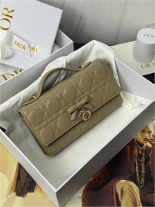 {{productViewItem.photos[photoViewList.activeNavIndex].Alt || productViewItem.photos[photoViewList.activeNavIndex].Description || 'Сумка DIOR'}}