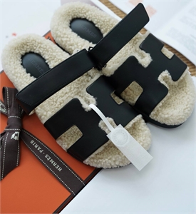 {{productViewItem.photos[photoViewList.activeNavIndex].Alt || productViewItem.photos[photoViewList.activeNavIndex].Description || 'Тапочки HERMES'}}