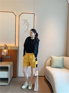 {{productViewItem.photos[photoViewList.activeNavIndex].Alt || productViewItem.photos[photoViewList.activeNavIndex].Description || 'Шорты YSL'}}