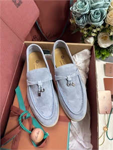 {{productViewItem.photos[photoViewList.activeNavIndex].Alt || productViewItem.photos[photoViewList.activeNavIndex].Description || 'Лоферы LORO PIANA'}}