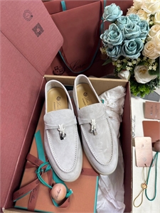 {{productViewItem.photos[photoViewList.activeNavIndex].Alt || productViewItem.photos[photoViewList.activeNavIndex].Description || 'Лоферы LORO PIANA'}}