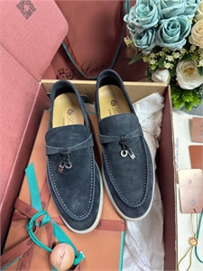 {{productViewItem.photos[photoViewList.activeNavIndex].Alt || productViewItem.photos[photoViewList.activeNavIndex].Description || 'Лоферы LORO PIANA'}}