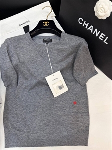 {{productViewItem.photos[photoViewList.activeNavIndex].Alt || productViewItem.photos[photoViewList.activeNavIndex].Description || 'Кофта CHANEL'}}