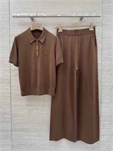 {{productViewItem.photos[photoViewList.activeNavIndex].Alt || productViewItem.photos[photoViewList.activeNavIndex].Description || 'Костюм LORO PIANA'}}