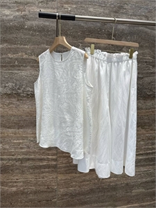 {{productViewItem.photos[photoViewList.activeNavIndex].Alt || productViewItem.photos[photoViewList.activeNavIndex].Description || 'Костюм HERMES'}}