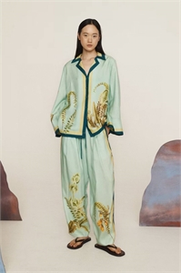 {{productViewItem.photos[photoViewList.activeNavIndex].Alt || productViewItem.photos[photoViewList.activeNavIndex].Description || 'Костюм ALEMAIS'}}