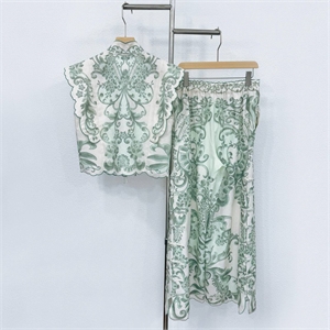 {{productViewItem.photos[photoViewList.activeNavIndex].Alt || productViewItem.photos[photoViewList.activeNavIndex].Description || 'Костюм'}}