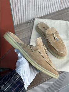 {{productViewItem.photos[photoViewList.activeNavIndex].Alt || productViewItem.photos[photoViewList.activeNavIndex].Description || 'Мюли LORO PIANA'}}