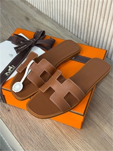 {{productViewItem.photos[photoViewList.activeNavIndex].Alt || productViewItem.photos[photoViewList.activeNavIndex].Description || 'Тапочки HERMES'}}