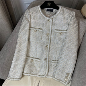 {{productViewItem.photos[photoViewList.activeNavIndex].Alt || productViewItem.photos[photoViewList.activeNavIndex].Description || 'Пиджак CHANEL'}}