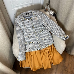 {{productViewItem.photos[photoViewList.activeNavIndex].Alt || productViewItem.photos[photoViewList.activeNavIndex].Description || 'Юбка CHANEL'}}