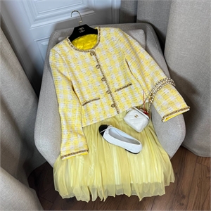 {{productViewItem.photos[photoViewList.activeNavIndex].Alt || productViewItem.photos[photoViewList.activeNavIndex].Description || 'Юбка CHANEL'}}