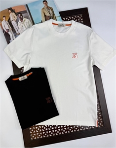 {{productViewItem.photos[photoViewList.activeNavIndex].Alt || productViewItem.photos[photoViewList.activeNavIndex].Description || 'Футболка HERMES'}}