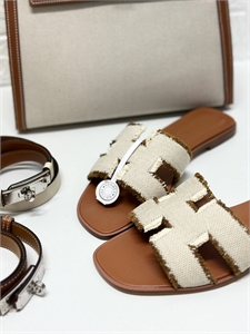 {{productViewItem.photos[photoViewList.activeNavIndex].Alt || productViewItem.photos[photoViewList.activeNavIndex].Description || 'Тапочки HERMES'}}