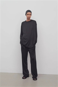 {{productViewItem.photos[photoViewList.activeNavIndex].Alt || productViewItem.photos[photoViewList.activeNavIndex].Description || 'Костюм'}}