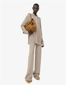 {{productViewItem.photos[photoViewList.activeNavIndex].Alt || productViewItem.photos[photoViewList.activeNavIndex].Description || 'Костюм Schiaparelli'}}