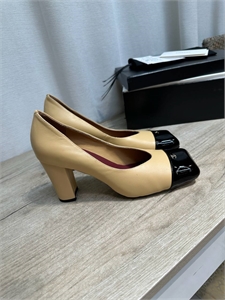 {{productViewItem.photos[photoViewList.activeNavIndex].Alt || productViewItem.photos[photoViewList.activeNavIndex].Description || 'Туфли CHANEL'}}