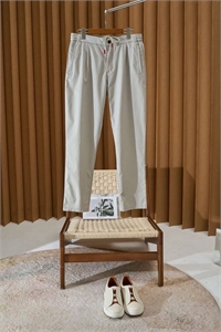 {{productViewItem.photos[photoViewList.activeNavIndex].Alt || productViewItem.photos[photoViewList.activeNavIndex].Description || 'Брюки KITON'}}