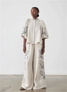 {{productViewItem.photos[photoViewList.activeNavIndex].Alt || productViewItem.photos[photoViewList.activeNavIndex].Description || 'Костюм Joslin'}}