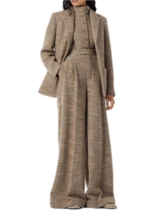 {{productViewItem.photos[photoViewList.activeNavIndex].Alt || productViewItem.photos[photoViewList.activeNavIndex].Description || 'Пиджак LORO PIANA'}}