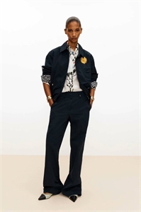 {{productViewItem.photos[photoViewList.activeNavIndex].Alt || productViewItem.photos[photoViewList.activeNavIndex].Description || 'Куртка CHANEL'}}