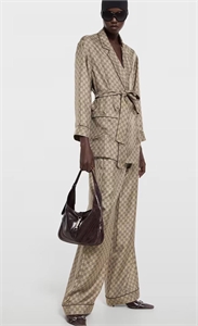 {{productViewItem.photos[photoViewList.activeNavIndex].Alt || productViewItem.photos[photoViewList.activeNavIndex].Description || 'Костюм GUCCI'}}