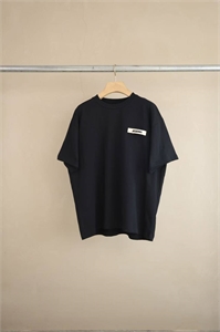 {{productViewItem.photos[photoViewList.activeNavIndex].Alt || productViewItem.photos[photoViewList.activeNavIndex].Description || 'Футболка JACQUEMUS'}}