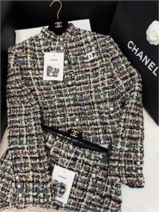 {{productViewItem.photos[photoViewList.activeNavIndex].Alt || productViewItem.photos[photoViewList.activeNavIndex].Description || 'Костюм CHANEL'}}