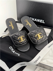 {{productViewItem.photos[photoViewList.activeNavIndex].Alt || productViewItem.photos[photoViewList.activeNavIndex].Description || 'Тапочки CHANEL'}}