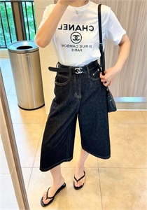 {{productViewItem.photos[photoViewList.activeNavIndex].Alt || productViewItem.photos[photoViewList.activeNavIndex].Description || 'Шорты CHANEL'}}