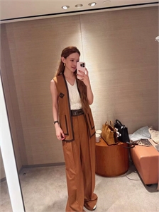 {{productViewItem.photos[photoViewList.activeNavIndex].Alt || productViewItem.photos[photoViewList.activeNavIndex].Description || 'Костюм HERMES'}}