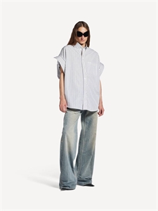 {{productViewItem.photos[photoViewList.activeNavIndex].Alt || productViewItem.photos[photoViewList.activeNavIndex].Description || 'Рубашка BALENCIAGA'}}