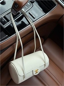 {{productViewItem.photos[photoViewList.activeNavIndex].Alt || productViewItem.photos[photoViewList.activeNavIndex].Description || 'Сумка CHANEL'}}