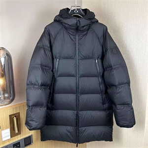 {{productViewItem.photos[photoViewList.activeNavIndex].Alt || productViewItem.photos[photoViewList.activeNavIndex].Description || 'Куртка Moncler'}}