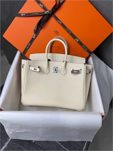 {{productViewItem.photos[photoViewList.activeNavIndex].Alt || productViewItem.photos[photoViewList.activeNavIndex].Description || 'Сумка HERMES'}}